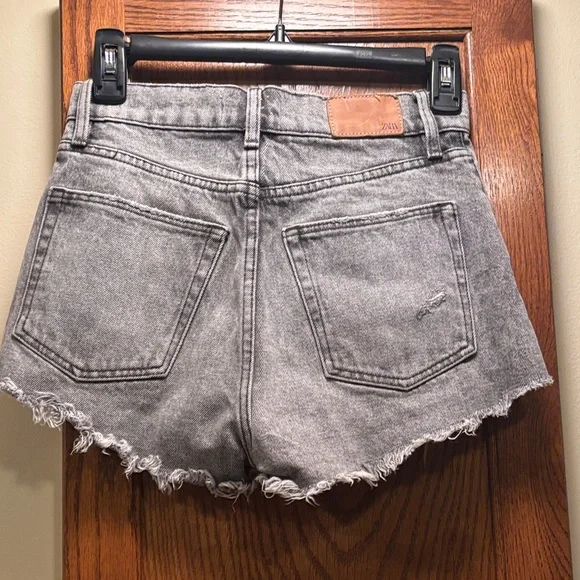 Zara Light Charcoal Denim Shorts with pockets - size 0 - Picture 5 of 11